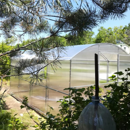 Теплица СверхПрочная ВАГОН 4 метра с поликарбонатом | Мой-Дом27 | Каркас изготовлен из оцинкованной замкнутой трубы 20*20 мм.<br>
 Ширина - 3 метра. Высота - 2,05 метра. Длина - 4 метра<br>
 Выдерживаемая снеговая нагрузка - 150 кг/м2. Выдерживаемая ветровая нагрузка - до 27 м/с.<br>
 Расстояние между дугами 1 метр.&nbsp;Ширина двери 0,96 метра.<br>
 <b>ДВОЙНАЯ ДУГА под дугой приварена еще одна дуга.&nbsp;Прямые стенки</b><br>